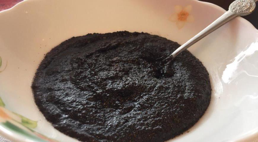 Для начинки можно использовать готовую маковую массу или приготовить её самостоятельно: залейте сухой мак горячим молоком, добавьте немного сахара и кусочек сливочного масла для мягкости и насыщенного вкуса.
