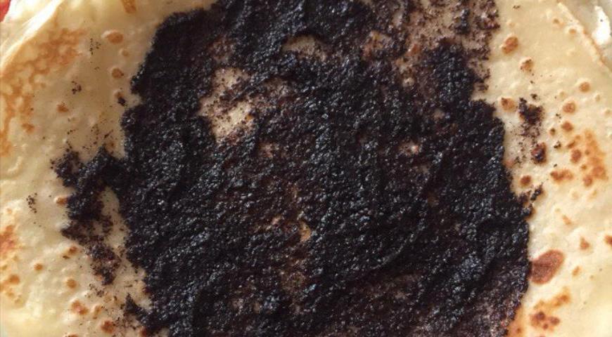 Каждый блин наполните маковой начинкой, аккуратно сверните трубочкой или конвертиком.