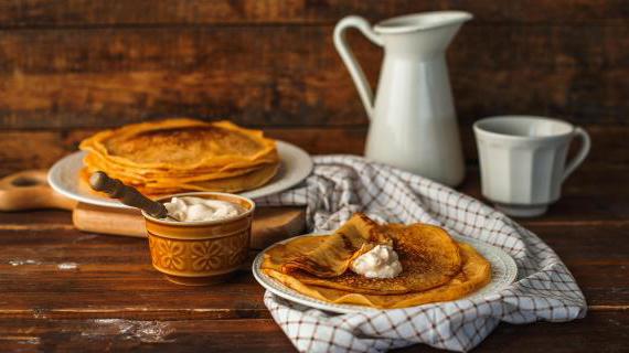 Ароматные блины на топленом молоке с густой ряженкой — вкусная и полезная закуска