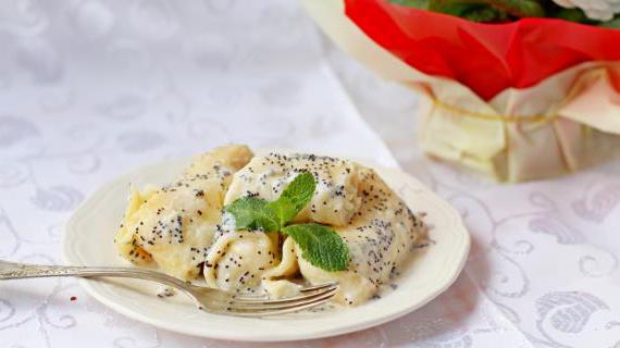 Ароматные блины с творожной начинкой и сметанно-маковой заливкой