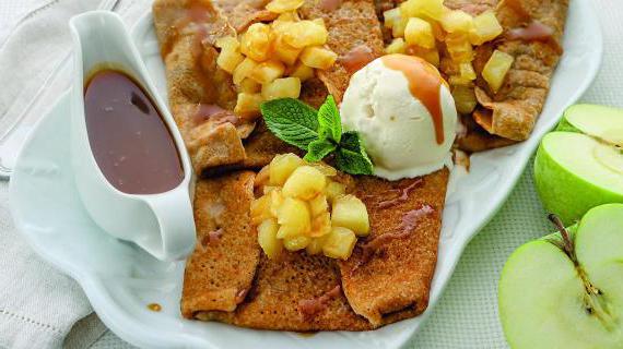 Вкусные бретонские блины с карамелью и яблоками — идеальное лакомство на завтрак или десерт