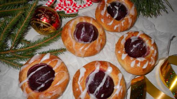 Ароматные булочки с сочными сливами и сахарной глазурью