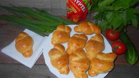 Ароматные чесночно-томатные булочки с укропом и сыром
