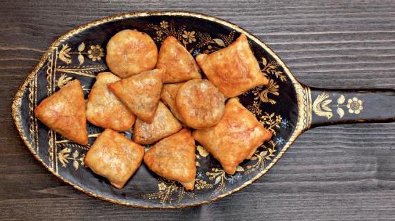 Вкусные домашние пирожки с хрустящей начинкой из печенки и слоеным тестом