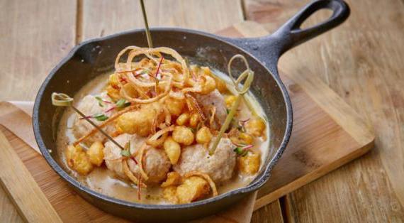 Ароматные ежики из кролика с хрустящей кукурузой и нежным соусом