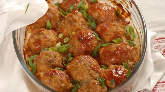 Ароматные ежики в остром томатном соусе с рисом и сметаной — вкусное блюдо для всей семьи