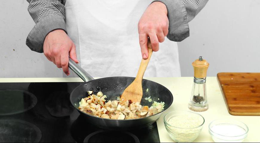 Нарежьте грибы и лук мелкими кубиками. Добавьте обжаренное мясо кальмара, хлебные крошки, специи и готовьте на сковороде до однородности. Это обеспечит пикантный вкус и хрустящую текстуру начинки.