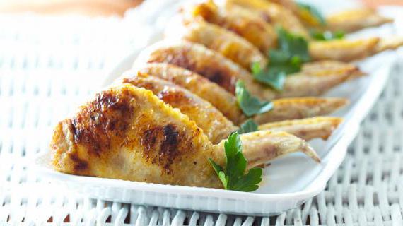 Вкусные фаршированные куриные крылышки с овощами на гриле