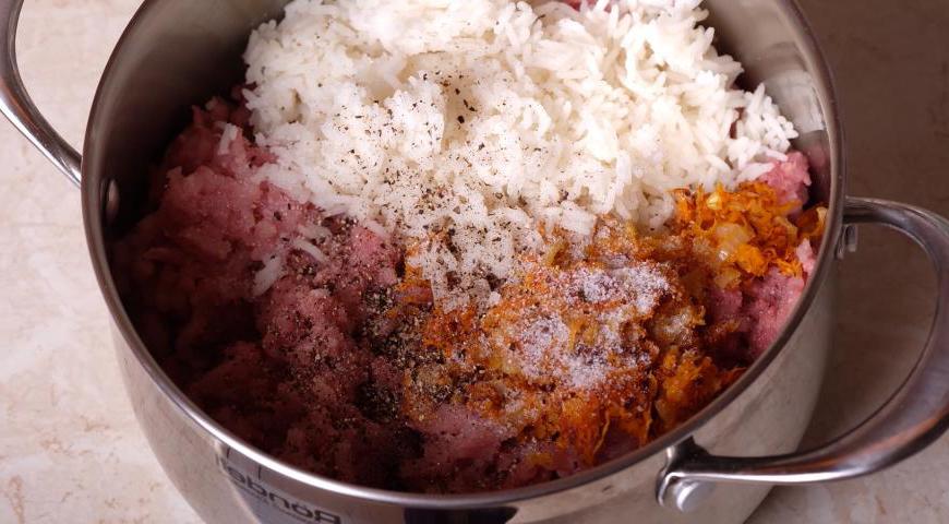 Приступите к начинке: смешайте мясной фарш, уже отваренный до полуготовности рис и обжаренные лук с морковью. Добавьте соль и перец по вкусу.