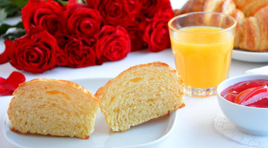 Подавайте круассаны тёплыми или остывшими. Наслаждайтесь ароматом и вкусом настоящей французской выпечки!