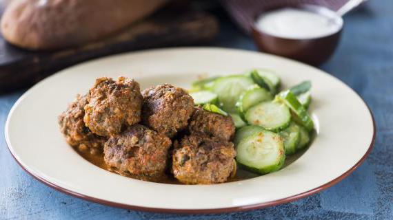 Ароматные фрикадельки из баранины с освежающим огуречным салатом — вкус, который покорит сердце