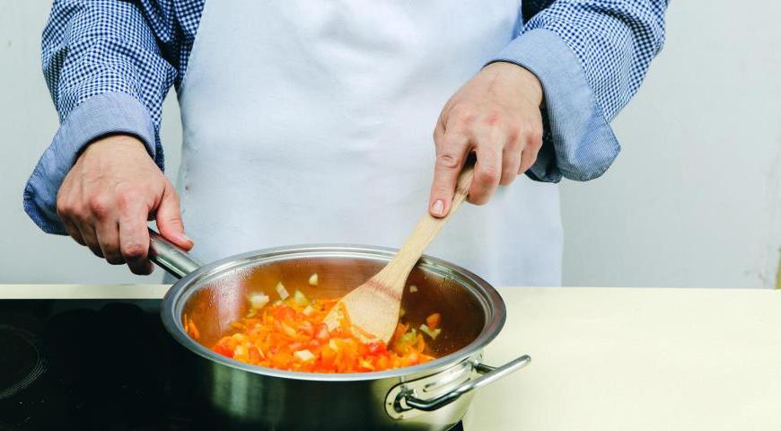 Лук и перец нарежьте мелкими кубиками, морковь натрите на терке, чеснок порубите. В большой кастрюле разогрейте масло и обжарьте лук и чеснок до мягкости. Добавьте морковь и перец и жарьте еще 8–12 минут. Добавьте помидоры и тушите соус на медленном огне 35 минут, посолите, поперчите и добавьте сушеный базилик.