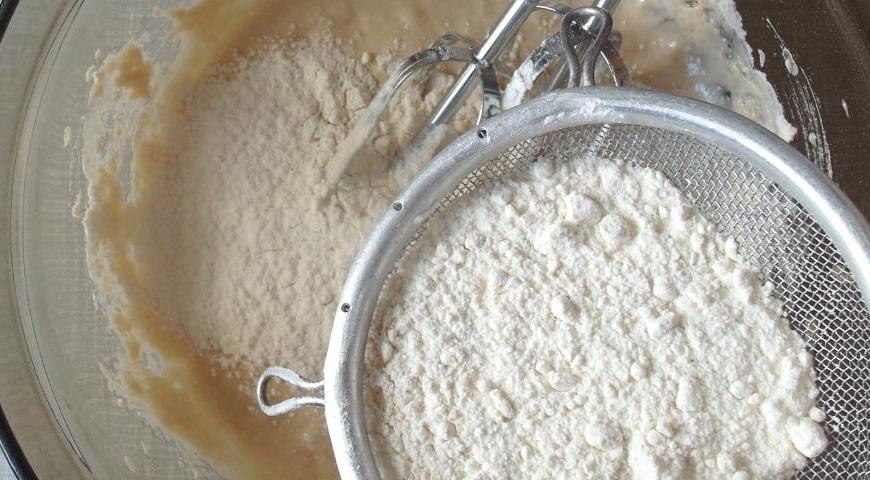 Постепенно добавляйте оставшуюся муку, продолжая вымешивать руками. Тесто должно стать эластичным и слегка липнуть к рукам. Не добавляйте лишнюю муку, чтобы не пересушить тесто.