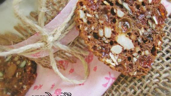 Ароматные хрустящие криспы: полезный перекус с изюмом и орехами