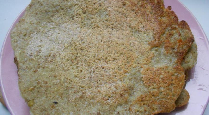 Разогрейте сковороду, смажьте ее топленым маслом и выкладывайте тесто столовой ложкой (на каждый блин — 2–3 столовые ложки). Быстро распределите тесто по поверхности сковороды и обжаривайте около 2–3 минут с одной стороны. Затем аккуратно переверните и обжарьте еще 1 минуту с другой стороны. Готовые блины выложите на тарелку.