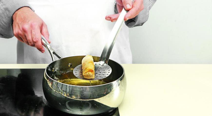 Масло разогревается до 175 °C, после чего роллы жарятся партиями до золотистой корочки, после чего откидываются на бумажные полотенца для удаления лишнего жира.