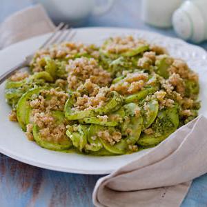 Ароматные кабачки с соусом песто и овсяной хрустящей корочкой, приготовленные в мультиварке