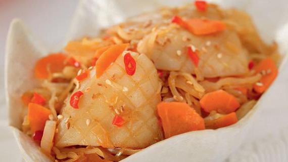 Ароматные кальмары с овощами в кунжутном масле