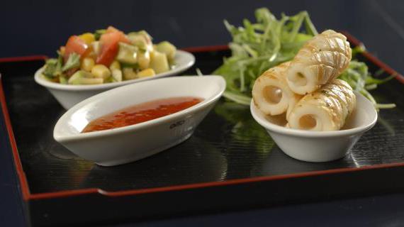 Ароматные кальмары с пармезаном и свежей кукурузной сальсой — изысканный ужин за полчаса