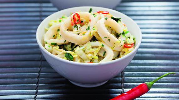 Ароматные кальмары с пекинской капустой в воке — вкусное и быстрое блюдо