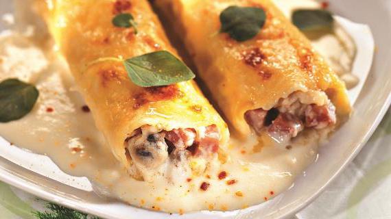 Ароматные каннеллони с курицей и ветчиной под сырным соусом