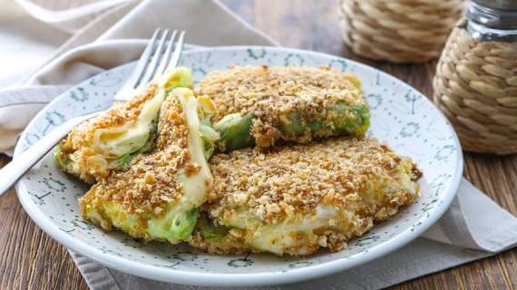 Ароматные капустные шницели с мягким сыром и свежей зеленью