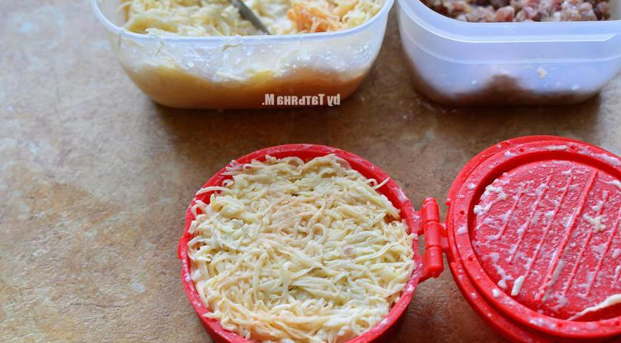 Закройте мясо второй порцией картофельной массы, плотно прижмите крышкой формы или руками, чтобы полностью закрыть фарш и удалить лишнюю влагу.