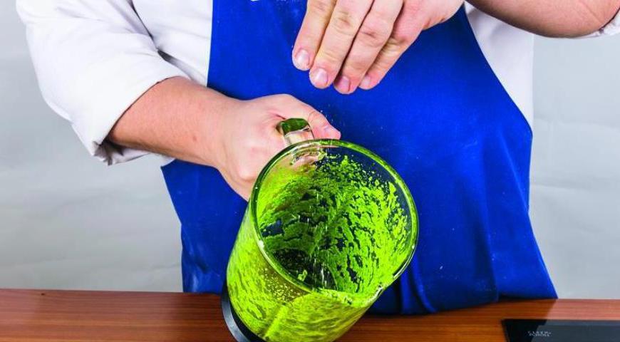 В чаше блендера смешайте все ингредиенты для соуса, начиная с руколы и зеленого лука. Постепенно влейте оливковое масло, работая на низкой скорости. Соус должен получиться густым и неоднородным. При необходимости добавьте специи.