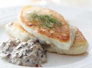 Ароматные картофельные котлеты с нежной грибной начинкой и сливочным соусом