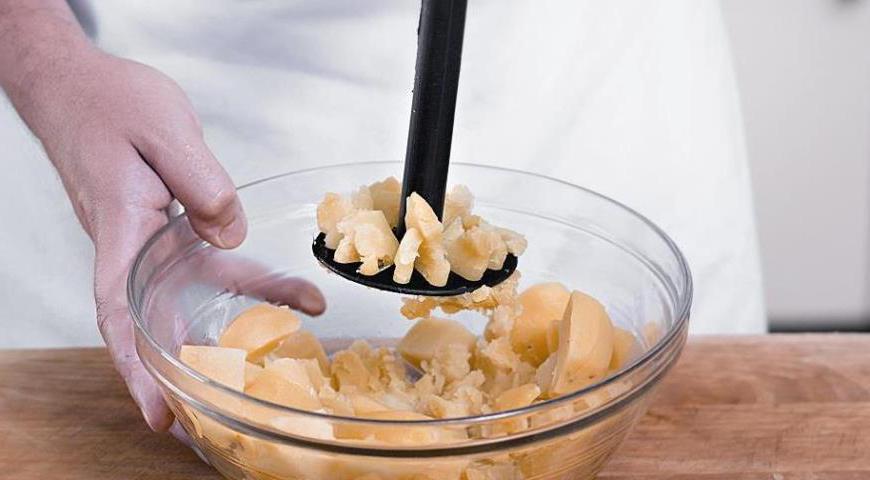 Очистите картофель от кожуры, разрежьте каждый клубень на 4 части, залейте слегка подсоленной водой и сварите до мягкости. Слейте отвар и сразу же сделайте пюре с помощью толкушки, пока картофель горячий.