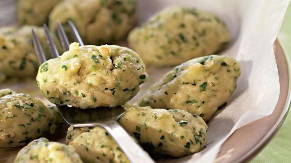 Вкусные клецки с ароматным чесночным маслом и свежей петрушкой