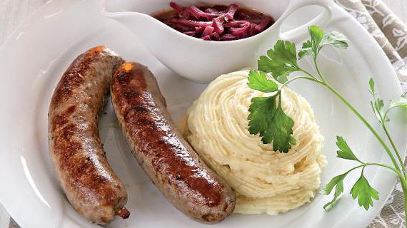 Вкусные гриль-колбаски с ароматным винно-луковым соусом