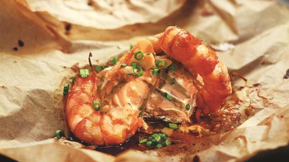 Вкусные и ароматные конвертики с лососем и королевскими креветками, идеальное блюдо для праздничного стола