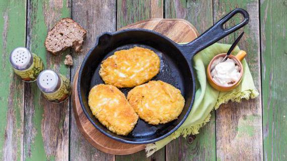 Вкусные котлеты из капусты с сочной начинкой и ароматным соусом