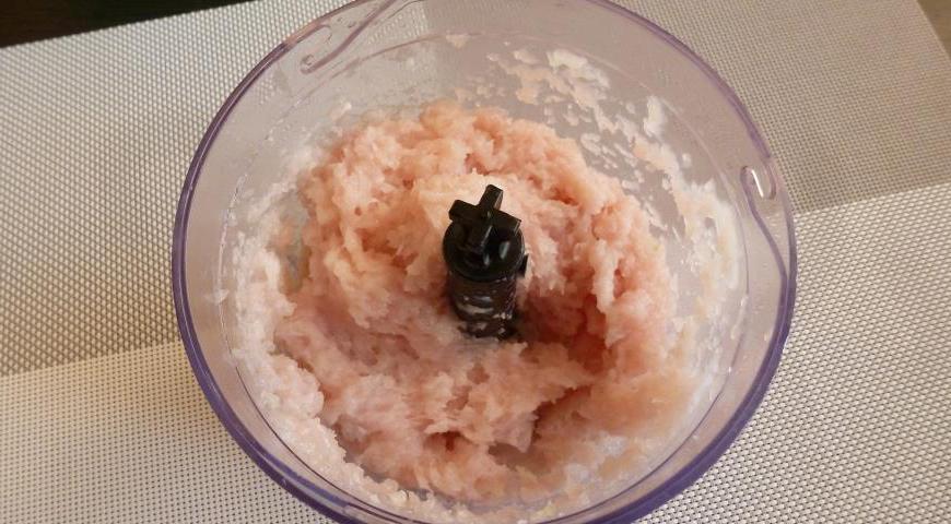 Филе индейки вместе с луковицей пропустите через мясорубку, чтобы получить однородный фарш.