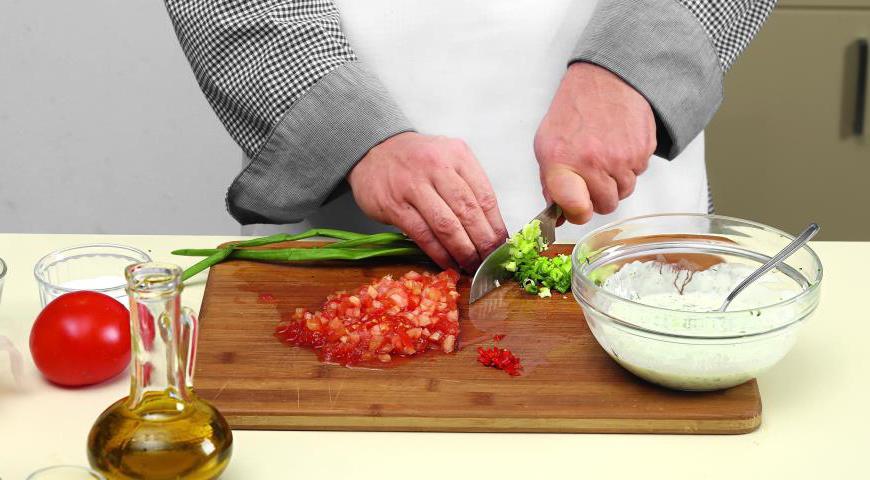 Для сальсы нарежьте спелые помидоры маленькими кубиками. Перец чили очистите от семян и измельчите, чтобы получить острую нотку. Тонко порежьте зеленый лук и добавьте в миску. Все ингредиенты хорошо перемешайте, посолите и поперчите по вкусу. Добавьте лимонный сок, чтобы соус стал более освежающим. Оставьте мариноваться минимум на 10 минут, чтобы все ароматы смешались. Подавайте котлеты с зеленым салатом и сальсой, а также с райтой для дополнительного вкуса.