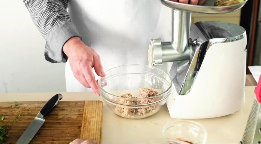 Оставшееся сало нарежьте небольшими кусочками. Прокрутите через мясорубку щуку, сало и обжаренный лук.