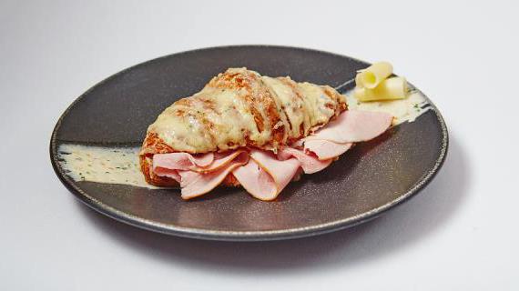 Вкусные круассаны с ветчиной и сыром для утреннего наслаждения