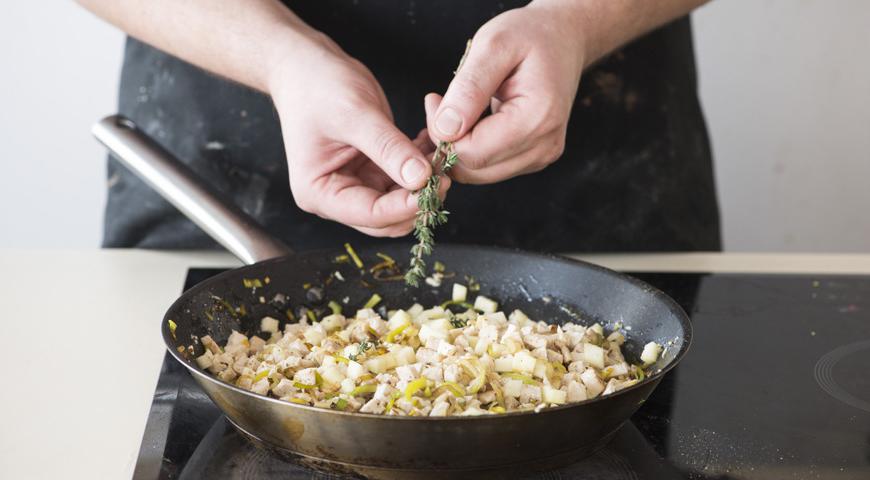 Индейку нарежьте небольшими кусочками, яблоко очистите и нарежьте кубиками. Добавьте всё в сковороду с овощами, вместе с тимьяном и белым вином. Накройте крышкой и готовьте 10–12 минут.