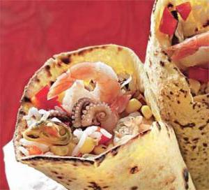 Ароматные кукурузные тортильи с рисом и морскими деликатесами
