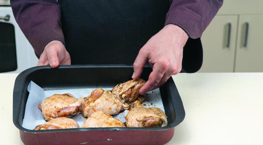 Извлеките курицу из маринада, выложите на противень, застеленный пергаментом, и поставьте в разогретую духовку (220 °C, режим гриль). Запекайте около 30 минут, периодически переворачивая, чтобы мясо равномерно прожарилось. Подавайте горячими с зеленой приправой.