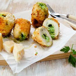Ароматные куриные грудки с сырной начинкой, приготовленные в мультиварке