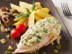Ароматные куриные грудки с сырным соусом, картофелем и шампиньонами