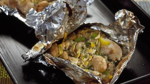 Ароматные куриные грудки в фольге с овощным соусом