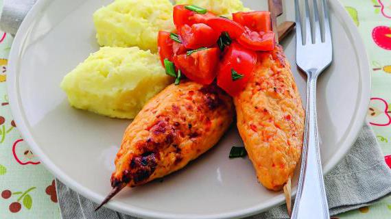 Ароматные куриные кебабы с пюре из цветной капусты и картофеля