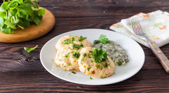 Ароматные куриные котлеты с пряным зеленым соусом, приготовленные в мультиварке