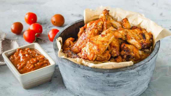 Вкусные куриные крылышки на гриле с домашним соусом барбекю, который оставит вас в восторге
