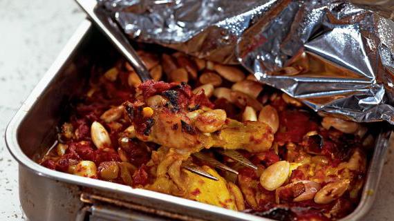 Ароматные куриные крылышки с миндалем и пряными овощами