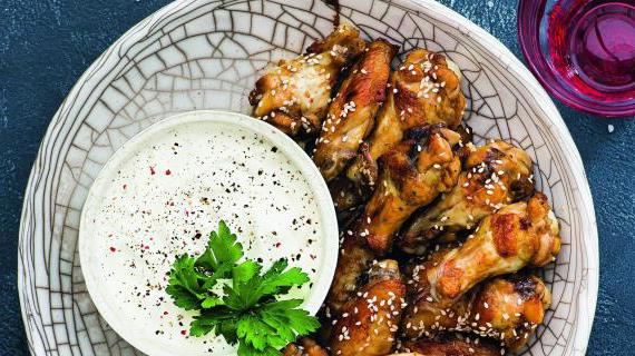 Ароматные куриные крылышки в кунжутной панировке с соусом чили
