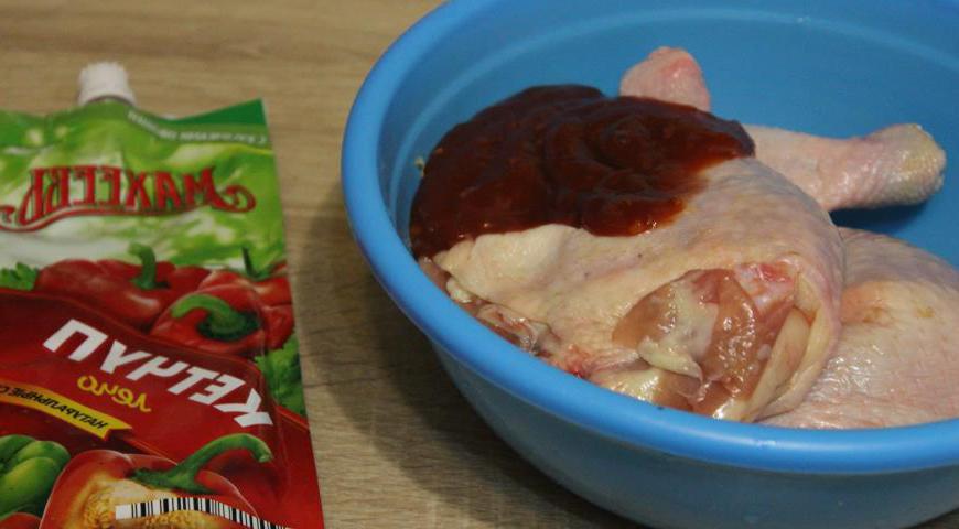В глубокую миску положите куриные окорочка (4 штуки). Добавьте кетчуп 'Лечо' от ТМ 'Махеевъ'.